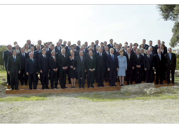 Figur 6.2 I april 2003 møttes statslederne og utenriksministrene i de daværende og fremtidige EU-statene i Athen for å signere avtalen om utvidelse av EU med 10 nye medlemsland.