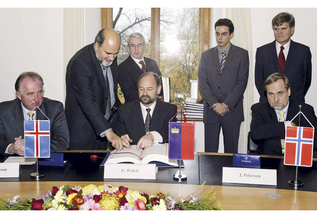 Figur 6.3 Etter at EU hadde vedtatt utvidelse med 10 nye medlemsland, møttes utenriksministrene for de tre EFTA-statene i Vaduz i november 2003 for å signere en avtale som åpnet for tilsvarende utvidelse av EØS-avtalen. Til høyre Norges utenriksminister Jan Petersen.