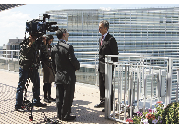 Figur 8.3 Statsminister Jens Stoltenberg møter pressen på taket av Det norske hus, i bakgrunnen ser vi Kommisjonens bygning.