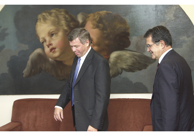 Figur 9.2 Statsminister Kjell Magne Bondevik møter Kommisjonens president Romano Prodi i februar 2004.