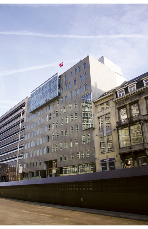 Figur 9.8 Det norske hus ligger rett over gaten for EUs hovedkvarter. Vi ser at Kommisjonens fasade speiles i vinduene på bygningen.