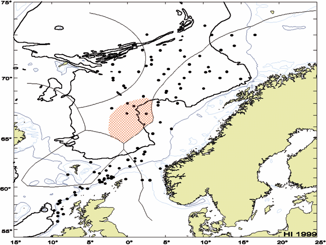 Figur 5.6 Hovedområdet for pelagisk trålfiske etter
makrell i internasjonalt farvann (rød skravur). Svarte
linjer: 200 nautiske mil økonomisk sone. Svarte punkt:
Fangster av postsmolt laks tatt av Havforskningsinstituttets fartøyer
i perioden 1991–1998...
