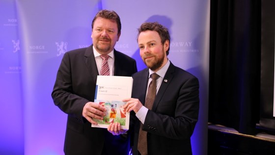 Utvalgsleder Øystein Djupedal og kunnskapsminister Torbjørn Røe Isaksen.