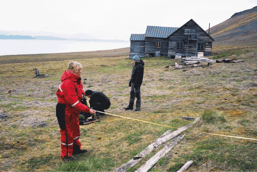 Figur 4.20 Direktør Tora Hultgreen ved Svalbard Museum ledet sommeren 2008 arkeologiske utgravninger i en fellesgrav med 15 norske fangstmenn som døde på Kapp Thordsen våren 1873.
