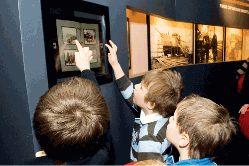 Figur 4.31 Den kulturelle skulesekken: Skoleelever i utstillingen
Flytende Russisk – Sjømenn fra øst møter Tromsø
, Perspektivet Museum 2008.