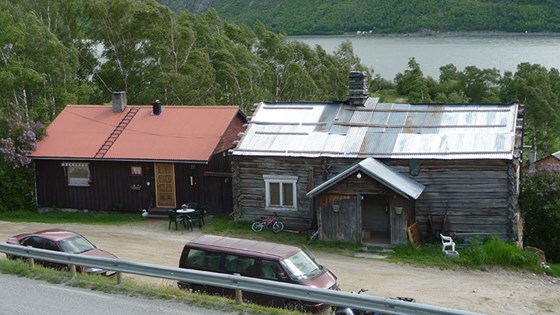 Gammelstua har stått "inneklemt" mellom et annen hus og veisystemet på og rundt tunet, og har gradvis forfalt. Slike bygg er vanskelig å ta i bruk igjen, og står i fare for å forsvinne fra kulturlandskapet. 