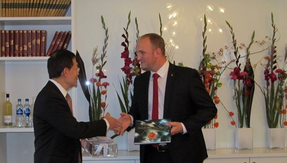 Presentation of seeds from Singapore.