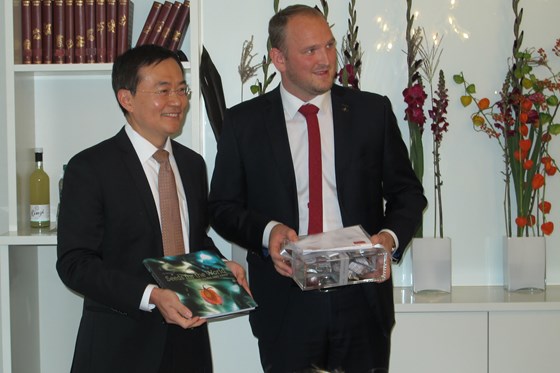 Temasek Life Sciences Laboratory (TLL) fra Singapore er den 70. institusjonen som deponerer frø i Svalbard Globale frøhvelv.