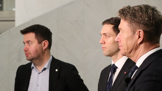 Landbruks- og matminister Geir Pollestad, klima- og miljøminister Andreas Bjelland Eriksen og olje- og energiminister Terje Aasland foran en hvit marmor vegg.