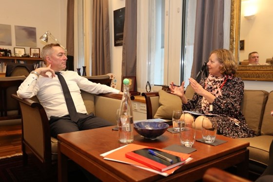 Forsvarsminister Frank Bakke-Jensen får rapport av Berit Svendsen