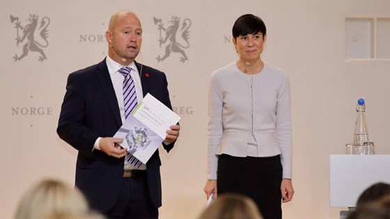 Leder av Sikkerhetsutvalget ambassadør Kim Traavik presenterte i dag utvalgets anbefaling til justis- og beredskapsminister Anders Anundsen og forsvarsminister Ine Eriksen Søreide. Leder av Sikkerhetsutvalget ambassadør Kim Traavik presenterte i dag utvalgets anbefaling til justis- og beredskapsminister Anders Anundsen og forsvarsminister Ine Eriksen Søreide.