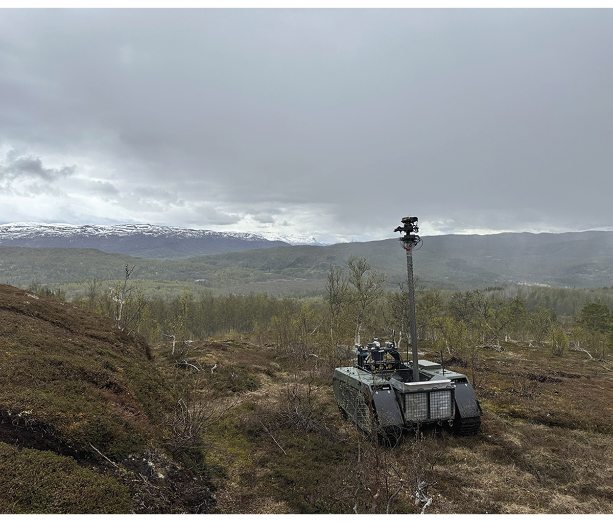 Figur 9.12 Et ubemannet kjøretøy, som har kjørt autonomt ut til et aktuelt område, og deretter blitt fjernstyrt til en gunstig posisjon i terrenget.