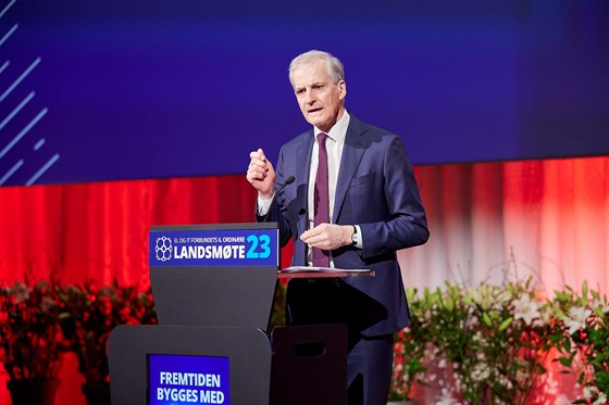 Statsminister Jonas Gahr Støre på talerstolen på EL- og IT-forbundets landsmøte.