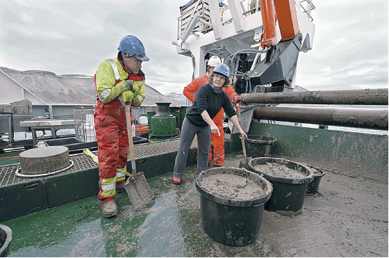 Figur 2.4 Prøvetaking under det norsk-russiske økosystemtoktet i 2012. Havforskar Lis L. Jørgensen leier arbeidet med å sortere botnprøvar.