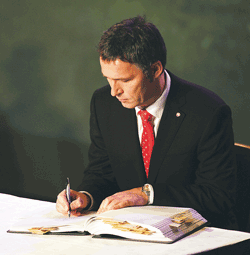 Figur 3.1 Det er viktig at bruk av militærmakt oppfattes som legitim. Statsminister Jens Stoltenberg underskriver Konvensjonen om forbud mot klasevåpen i Oslo Rådhus 3. desember 2008.
