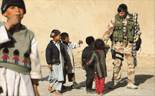 Figur 3.5 Norsk soldat fra ISAF-styrken på patrulje i Afghanistan, hvor de bidrar til økt sikkerhet, stabilisering og gjenoppbygging
