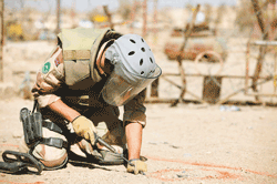 Figur 3.8 En norsk ISAF-soldat rydder miner i et minefelt utenfor Kabul, Afghanistan