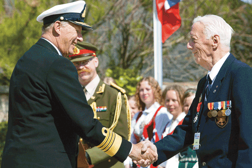 Figur 5.3 Hans Majestet Kong Harald V hilser på Gunnar Knudsen under 60-årsmarkeringen for D-dagen i Normandie. Seremonier er viktige symbolske handlinger for å anerkjenne personellets innsats