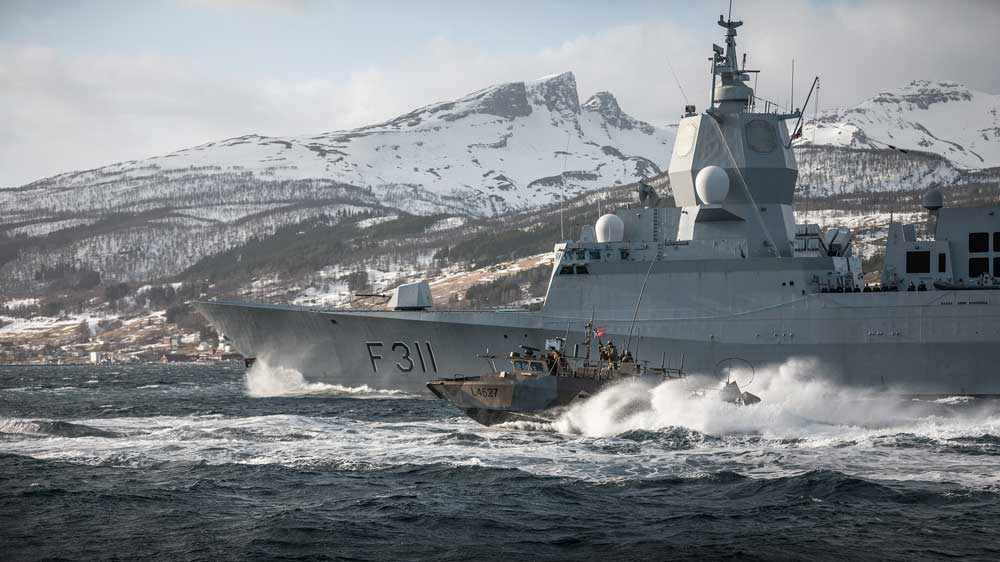 Figur 6.1 Stridsbåten KNM Oddane og fregatten KNM Roald Amundsen under øvelse Cold Response 2022.
