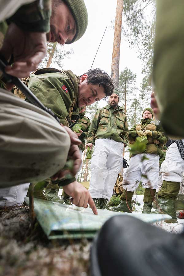 Figur 7.6 Soldater fra HV 05 Birkebeinerne utrykningsområde planlegger under øvelsen Cold Response 22.