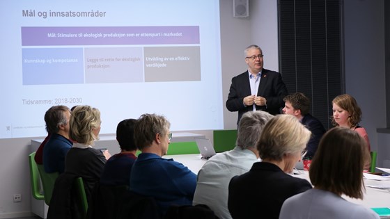 Landbruks- og matminister Bård Hoksrud ledet møtet.