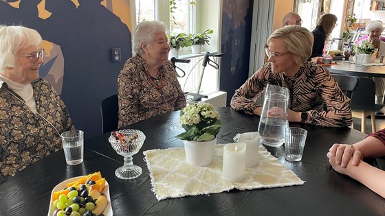 Kjerkol møter beboerne Kari (t.v.) og Esther på seniorhuset i Pastor Fanges vei under lanseringen av reformarbeidet denne uken.