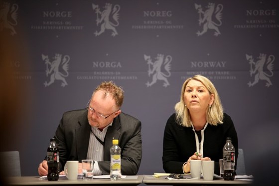 Fiskeriminister Per Sandberg og næringsminister Monica Mæland ved møtebord.