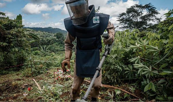 Minerydding pågår. Norsk Folkehjelp rydder et stort minefelt i Tula Sanji i Angola