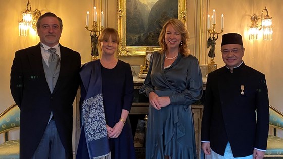 Bilde av fire ambassadører oppstilt i regjeringens representasjonsanlegg.
