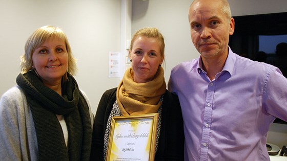 Tenesteleiar Ingvild Mork, kokk Eva Kristin Bøje Kvandalsvoll og ass. fylkesmann Sigurd Tremoen. Tenesteleiar Ingvild Mork, kokk Eva Kristin Bøje Kvandalsvoll og ass. fylkesmann Sigurd Tremoen.