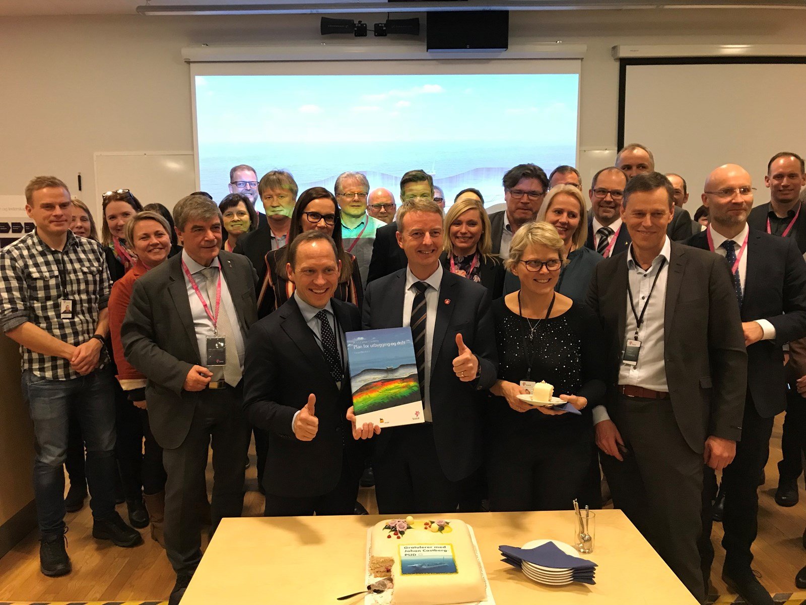 Statsråd Terje Søviknes mottok i dag plan for utbygging og drift for Johan Castberg-feltet i Hammerfest. I front: olje- og energiminister Terje Søviknes sammen med Torger Rød, direktør for prosjektutvikling i Statoil og Siri Kindem, områdedirektør ved Drift Nord, Statoil. Foto: EBM/OED