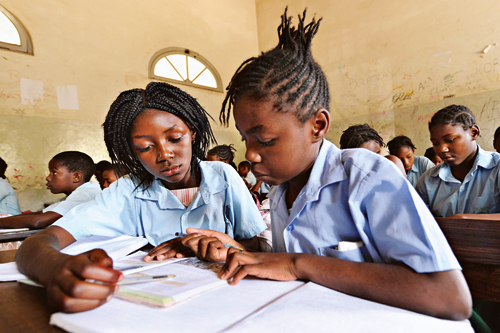 Figure 2.2 Millennium Development Goal no. 2 is to achieve universal primary
education by 2015. In Mozambique, the proportion of children in school
has increased from 43 per cent in 1999 to 87 per cent in 2007.