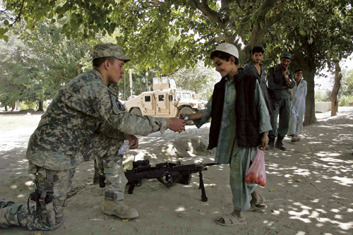 Figur 6.4 Ansvarsfordelingen mellom sivile og militære organisasjoner
blir utfordret i krevende sikkerhetssituasjoner, som her i Afghanistan.