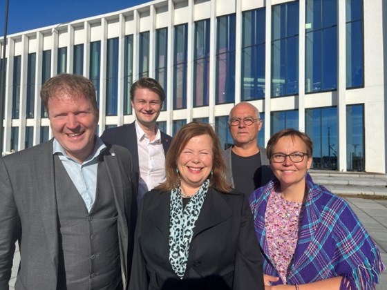 Gjennom ei regionvekstavtale ynskjer vi å samordne offentlege tiltak og verkemiddel, slik at dei treff dei regionale utfordringane og moglegheitene best mogleg, seier statsråd Sigbjørn Gjelsvik (Sp). Her saman med (f.v.) stortingsrepresentantane Øystein Mathisen (Ap) og Siv Mossleth (Sp), Karl Hans Rønning (Sp) frå fylkesrådet i Nordland og statssekretær Nancy Porsanger Anti (Sp) utanfor Fylkeshuset i Bodø.
