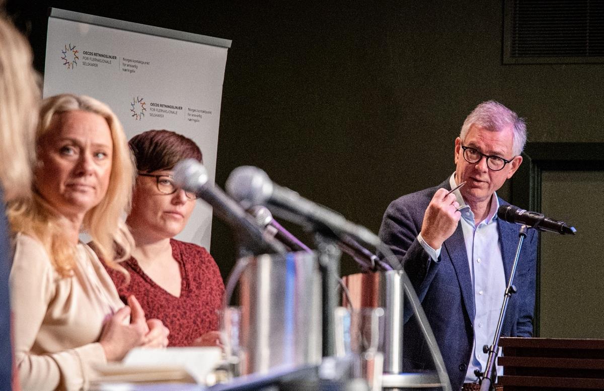 Frode Elgesem gestikulerer i samtale med Anniken Hauglie og Kathrine Sund-Henriksen. De tre står på et podium foran mikrofoner. Foto: Thorbjørn Helin