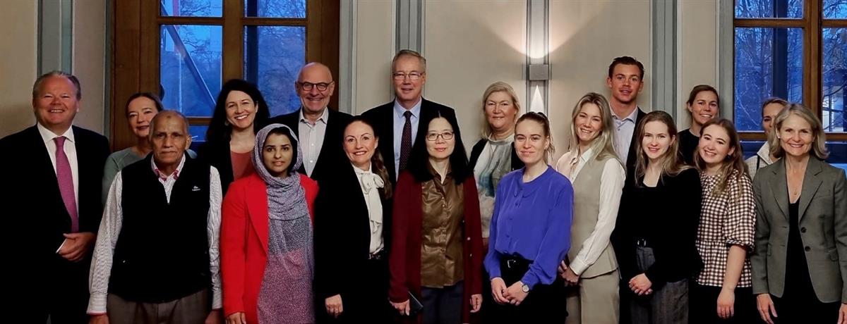 Deltakerne, kvinner og menn av ulike nasjonaliteter, står i to rekker mot en vegg med to vinduer. Foto: Permanent Mission Norway in Geneva