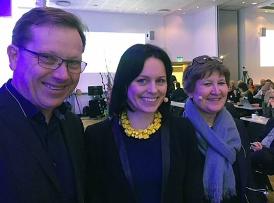 Fra venstre: Adminstrerende direktør i KS Lasse Hansen, statssekretær Aase Marthe Johansen Horrigmo og leder i Fagforbundet Mette Nord