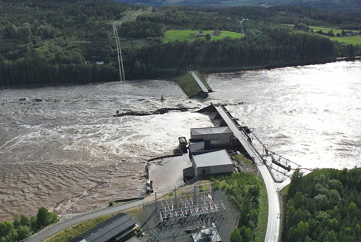 Figur 12.5 Dambrot på Braskereidfoss kraftverk under ekstremvêret Hans i 2023.