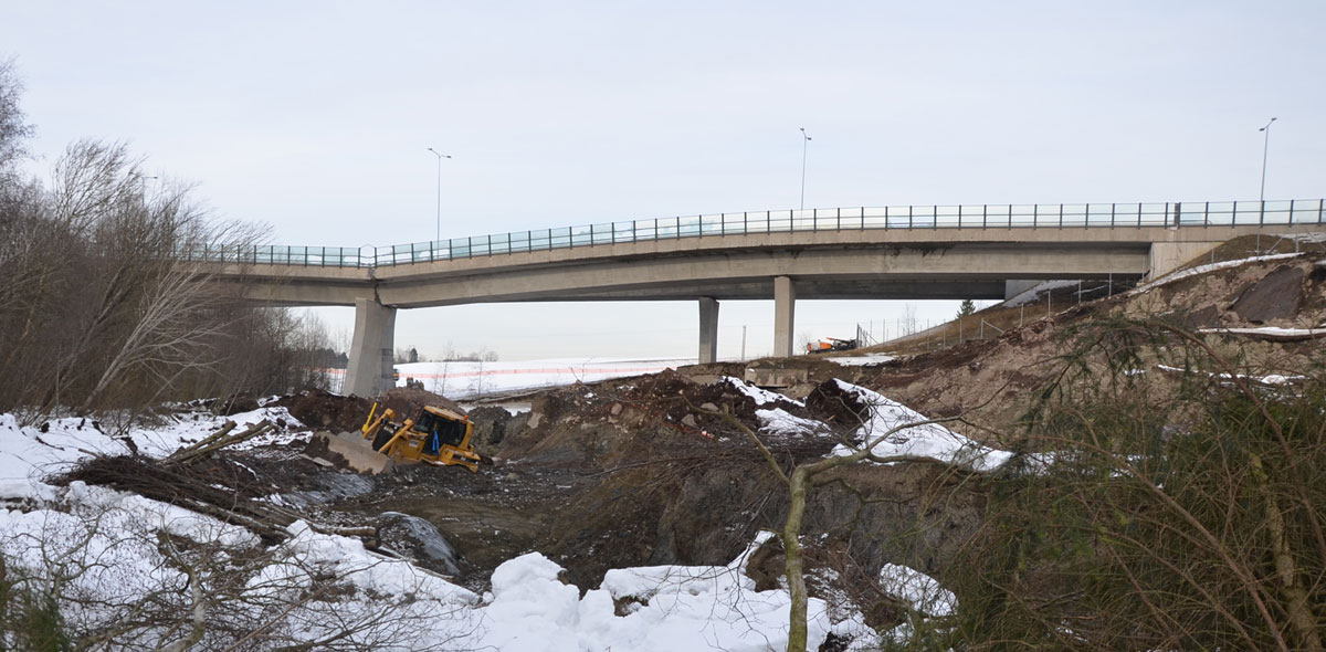 Figur 6.3 Bru på E18 over Mofjellbekken i Holmestrand kommune vart øydelagd av kvikkleireskred utløyst av terrenginngrep i 2015.