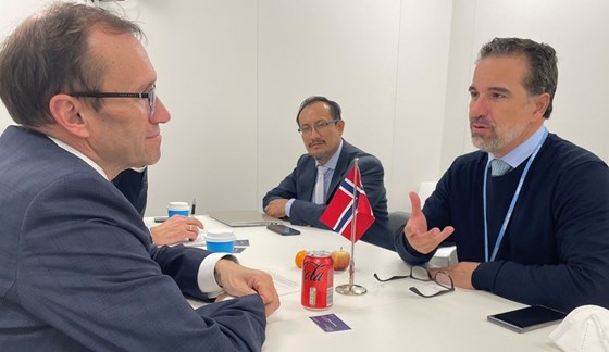 Espen Barth Eide og Ecuadors miljøminister Gustavo Manrique