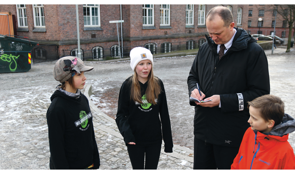 Figur 7.4 Elever ved Lakkegata skole orienterer om trafikkforholdene i nærmiljøet
