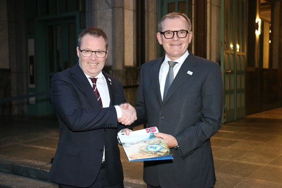 Forsvarsminister Bjørn Arild Gram og Jiří Šedivý, administrerende direktør for European Defense Agency (EDA).