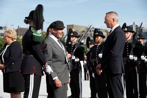 Forsvarsminister Frank Bakke-Jensen i samtale med veteran utenfor Operaen