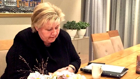 Statsminister Erna Solberg på telefon med Russlands statsminister Dmitrij Medvedev