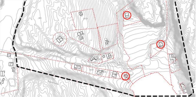 Kartet viser situasjonen før regulering. Hyttene markert med raud sirkel var ønskt flytta på tomta eller rivne og erstatta på ny tomt. Dette fordi dei låg i eller for nær området som kommunen ønskte å sikre som friområde, eller på areal utsett for skred- og flaumfare.