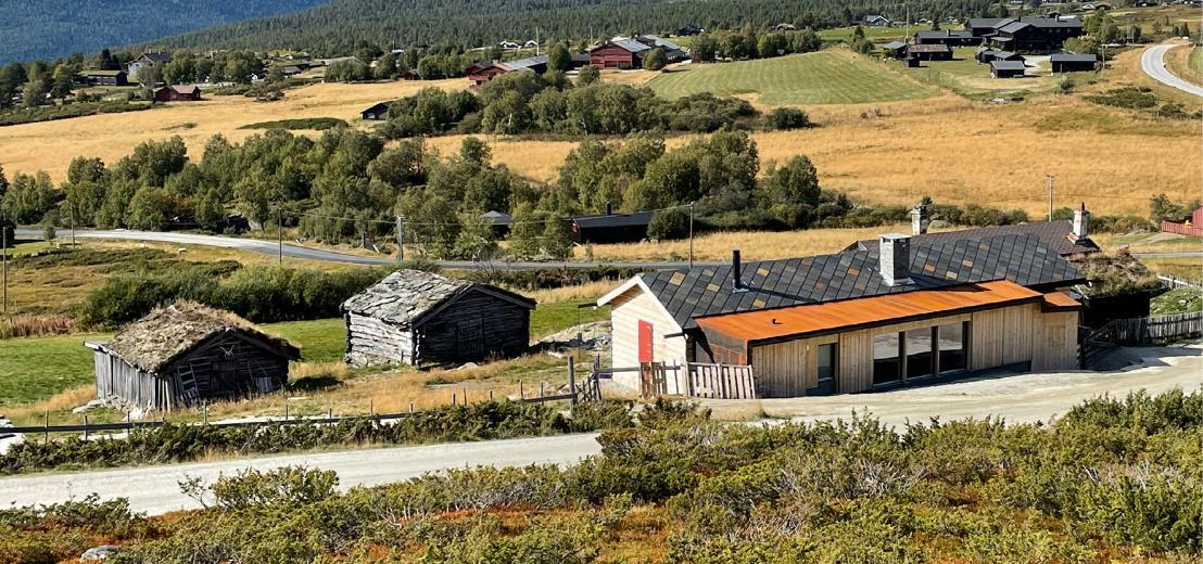 Rehabilitering og delvis gjenoppbygging av gamalt stølshus til moderne utleigehytte.