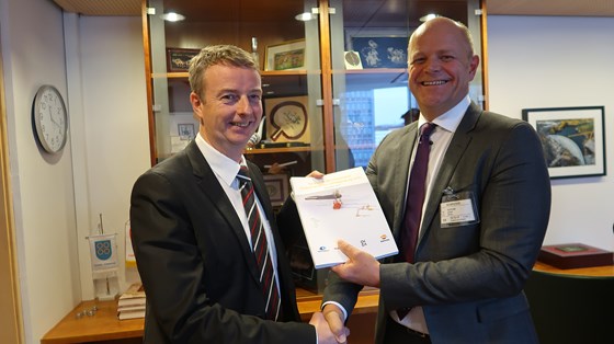 Statsråd Terje Søviknes med Repsol Norge sjef Vidar Nedrebø.