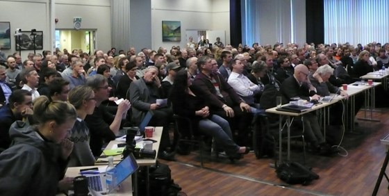 Stort engasjement: Om lag 450 stk møtte fram for å debattere den nye Stortingsmeldinga om jordbrukspolitikken. Stort engasjement: Om lag 450 stk møtte fram for å debattere den nye Stortingsmeldinga om jordbrukspolitikken.