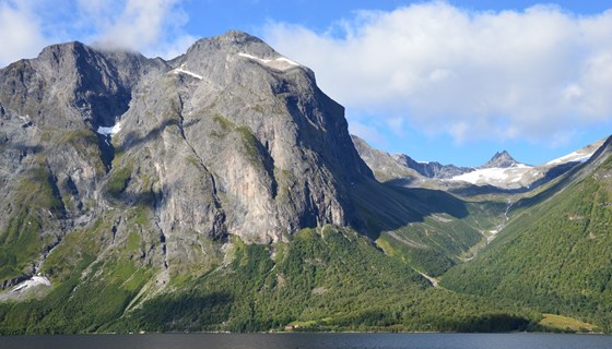 Mot garden Hoem. Her ligg ei slåttemark og ei naturbeitemark med svært høg verdi.