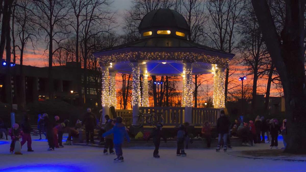 Vinter og skøytestemning ved Paviljongen.